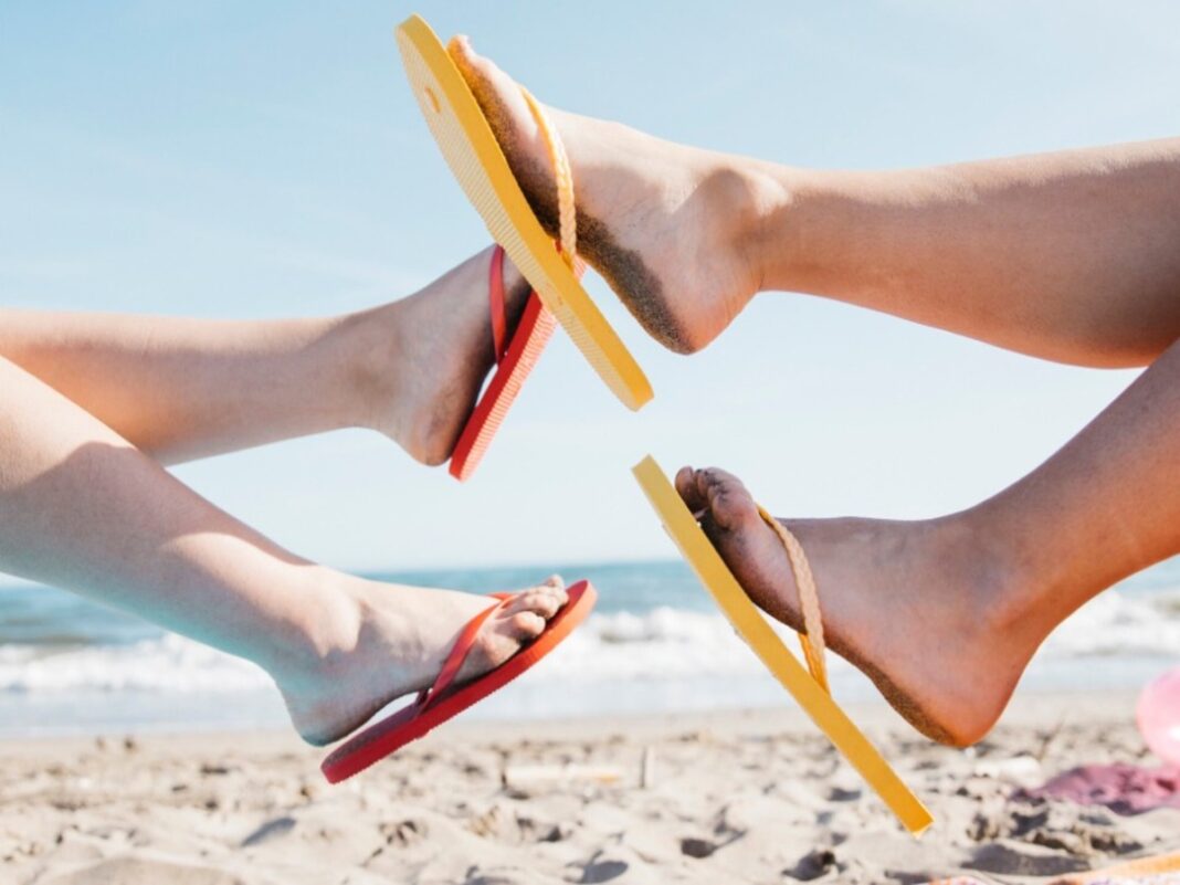 Imagem colorida de pessoas usando sandálias